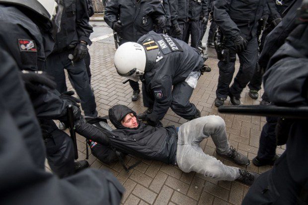 Politikai háborúba süllyed Németország