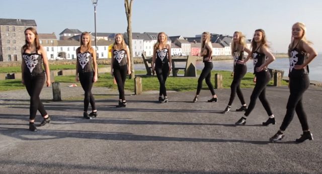 Zseniális! 8 lány kiállt a tengerpart mellé steppelni