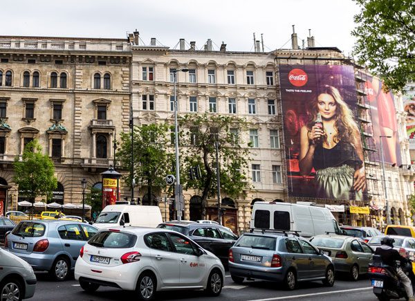 Tele a város Mihalik Enikő és Freddie képeivel