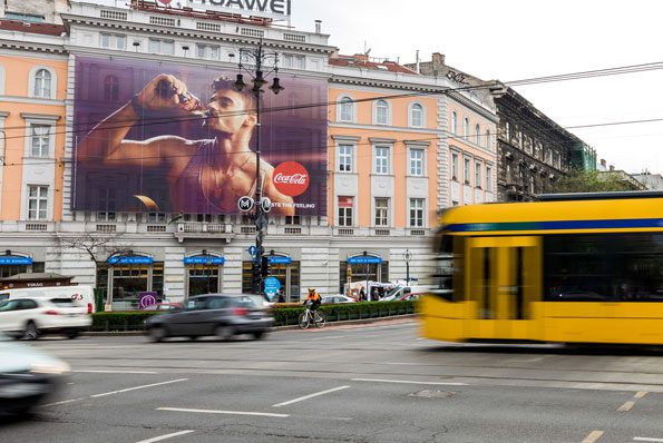 Tele a város Mihalik Enikő és Freddie képeivel