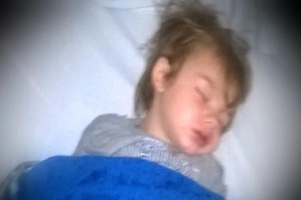 nem akar felkelni az ágyból, azt mondta, hogy nem tudja mozgatni a lábát