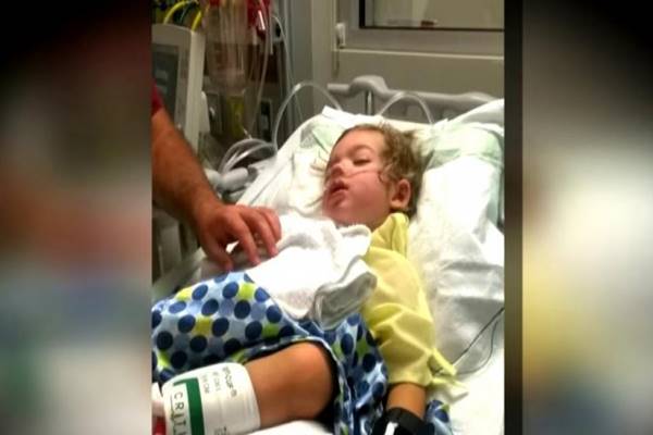 nem akar felkelni az ágyból, azt mondta, hogy nem tudja mozgatni a lábát