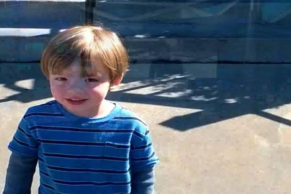 nem akar felkelni az ágyból, azt mondta, hogy nem tudja mozgatni a lábát