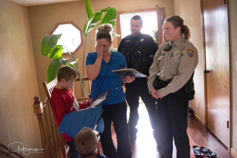 A rendőrség kopogtat az ajtón és a 8 éves fiút keresik… mikor anyja megtudja miért, sírni kezd! 1