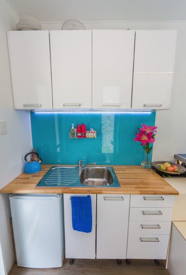 Barátai kinevették amikor azt mondta, hogy 10 négyzetméteres konténerbe költözött… de csak ameddig beléptek! - VIDEÓ 1