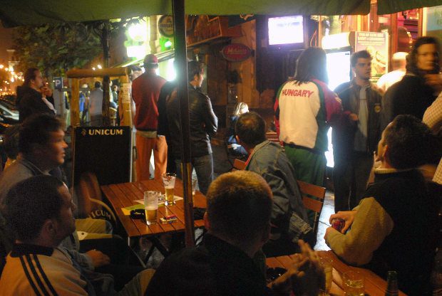 Brutális verekedés, a pincérnő járt meg 1