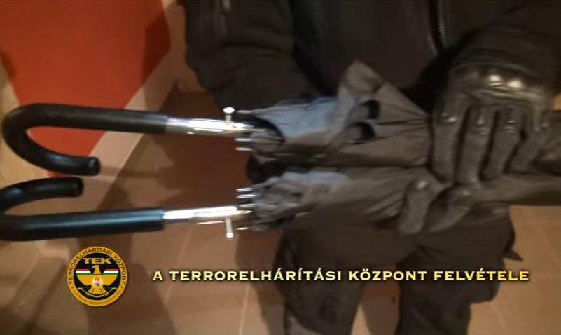 Esernyőnek álcázott fegyvereket és robbanóanyagot gyártott egy férfi Tolnában