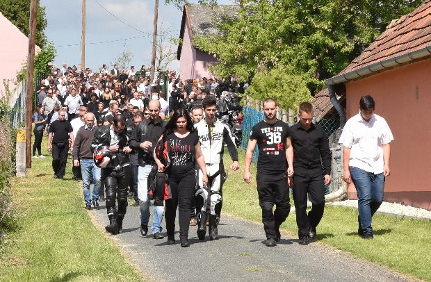Ezrek búcsúztatták a hős magyar motorost - megrázó képek 1