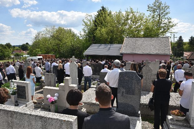 Ezrek búcsúztatták a hős magyar motorost - megrázó képek 2