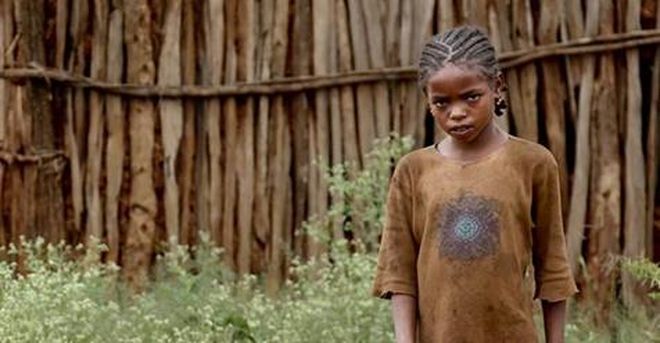 Hét férfi megragadta a 12 éves lányt… a rendőrség megdöbbent, amikor meglátta, hogy ki lépett közbe!