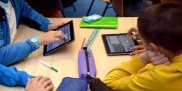 Húszezer tablettel indítanak digitális programot az iskolákban
