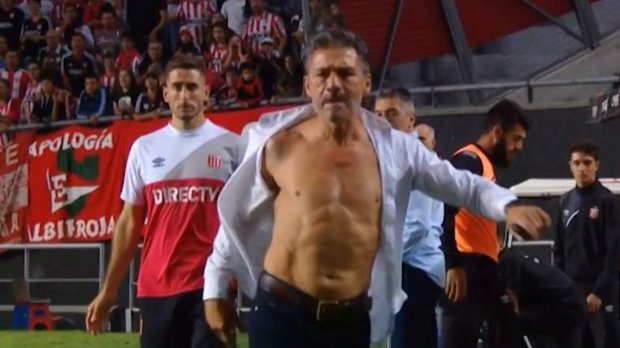 Ilyet még nem láttál, féktelen vetkőzés a focipályán