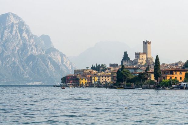 Ingyen osztogat luxusingatlanokat a kormány!