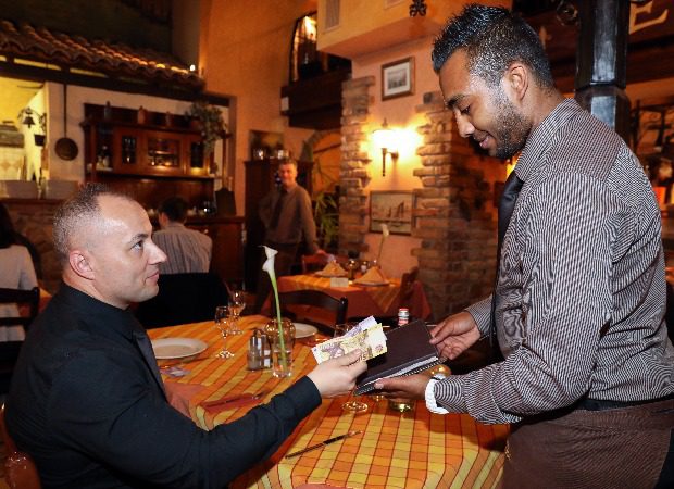 Kötelezővé akarják tenni a borravalót