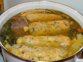 Levesben főtt töltelék