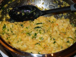 Levesben főtt töltelék