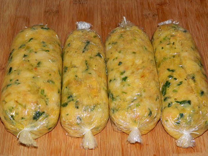 Levesben főtt töltelék