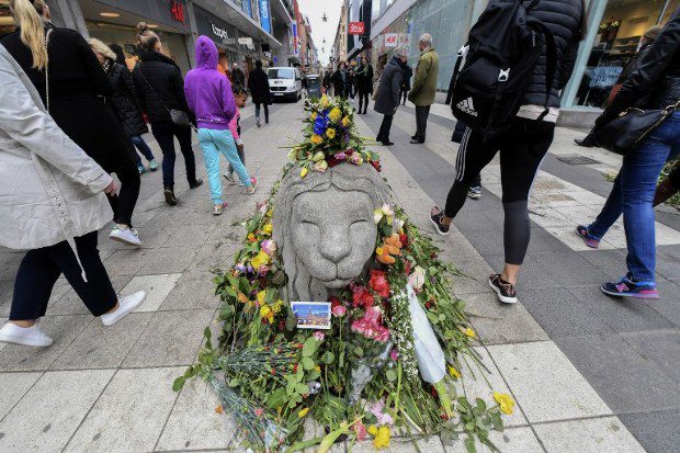 Meglepő svéd húzás! Oroszlánokkal védik ki a terrortámadást