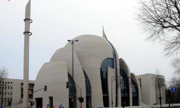 Merkel nem kertel, a mecsetek a városaink részét fogják képezni...