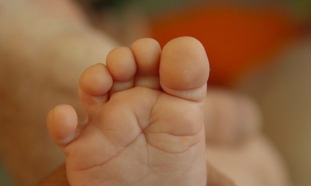 Nem hiszed el, mit tett a nő, aki halott babájával utazgatott