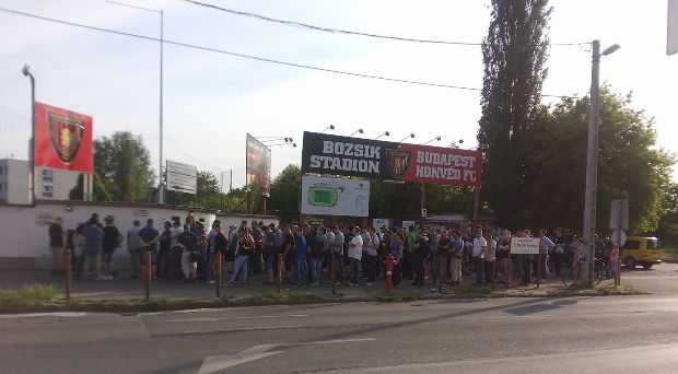 Tombol a fociláz, 23 éve nem történt ilyen a magyar pályán