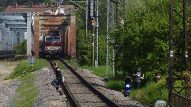 Újabb veszélyes őrület: Száguldó vonat elé ugranak a magyar tinik
