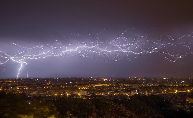 Vízszintes villámfüggöny Budapest fölött, egészen elképesztő! 1