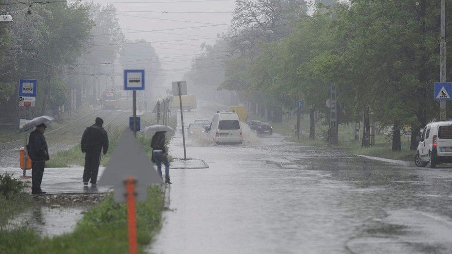 Kiadták a riasztást! Itt csaphat le órákon belül felhőszakadás