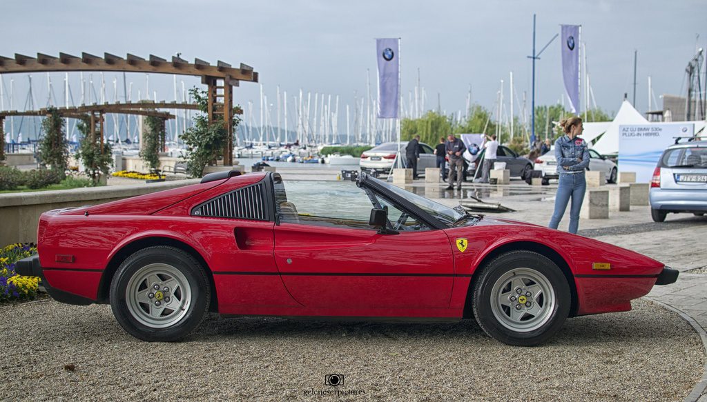 Veterán autók árasztották el Balatonfüredet