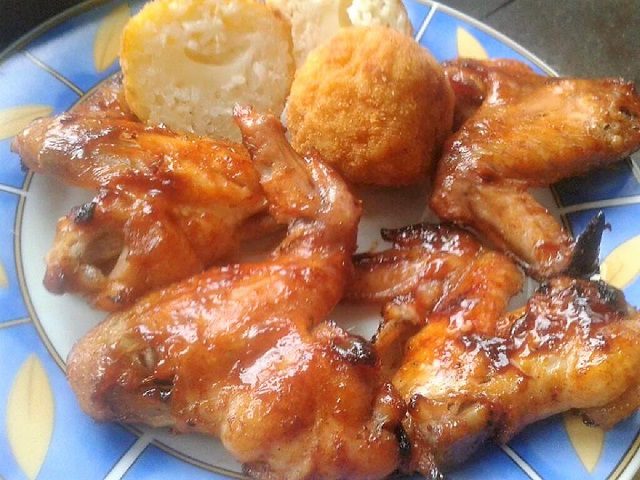 Mézes csirkeszárny rizsgombóccal