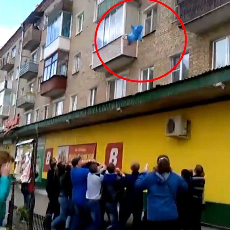 Az apa kidobja 11 hónapos gyermekét az 5-ik emeletről… sokkot kaptunk, mikor megláttuk amit a járókelők videóra vettek! 1