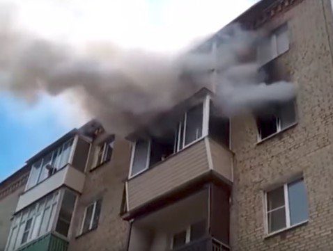 Az apa kidobja 11 hónapos gyermekét az 5-ik emeletről… sokkot kaptunk, mikor megláttuk amit a járókelők videóra vettek!