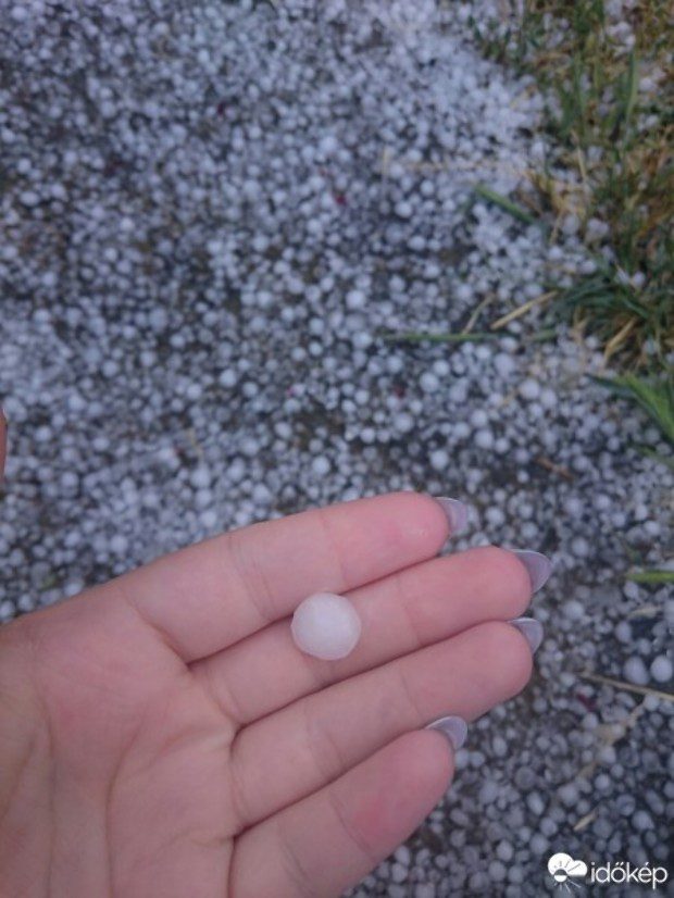 Brutális méretű jég hullott az égből Jászberényben!