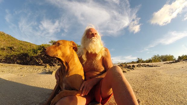 Elképesztő sztori: 20 éve hajótöröttként él az egykori milliárdos