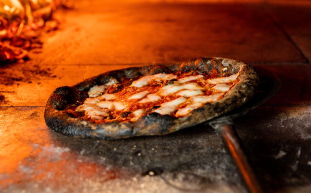 Fekete pizza az új őrület, itt a titok, hogy mitől koromfekete 2