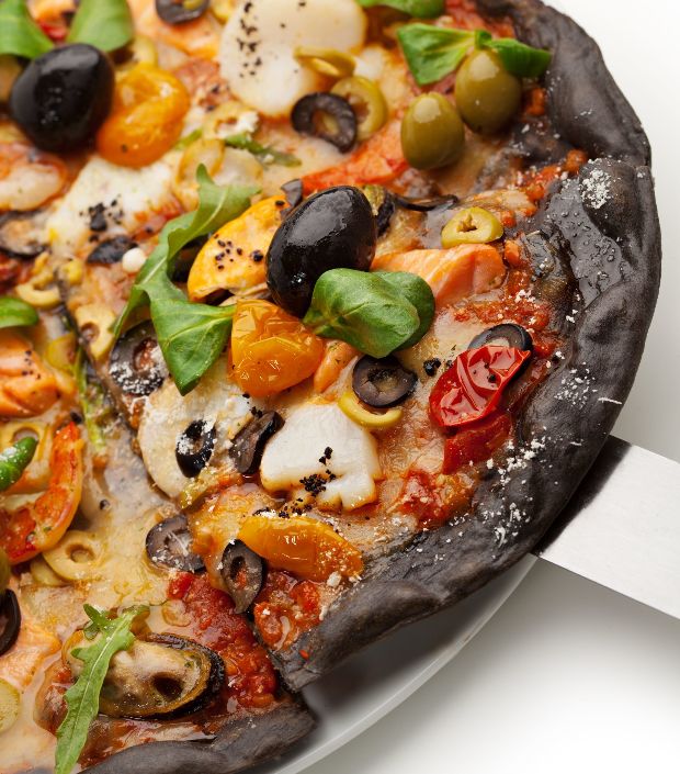 Fekete pizza az új őrület, itt a titok, hogy mitől koromfekete 4