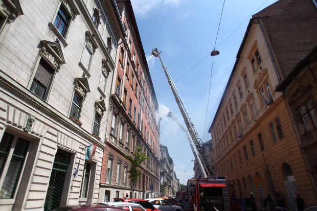 Óriási tűz pusztít a belvárosi házban, menekítik a lakókat 1