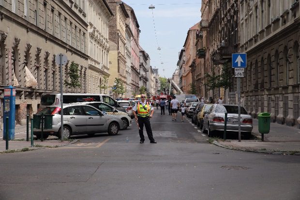 Óriási tűz pusztít a belvárosi házban, menekítik a lakókat 3