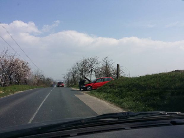 Vigyázz, ne dőlj be neki! Segítőkész autósokra utazik a pofátlan csaló