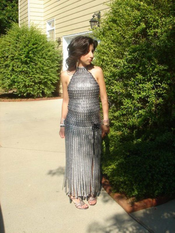 6328 dobozos üdítő nyitófüléből csinált estélyi ruhát – az eredmény fantasztikus