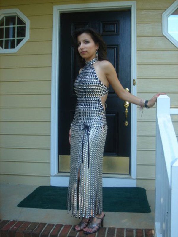 6328 dobozos üdítő nyitófüléből csinált estélyi ruhát – az eredmény fantasztikus