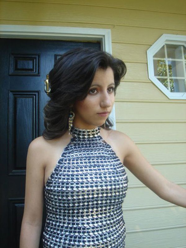 6328 dobozos üdítő nyitófüléből csinált estélyi ruhát – az eredmény fantasztikus