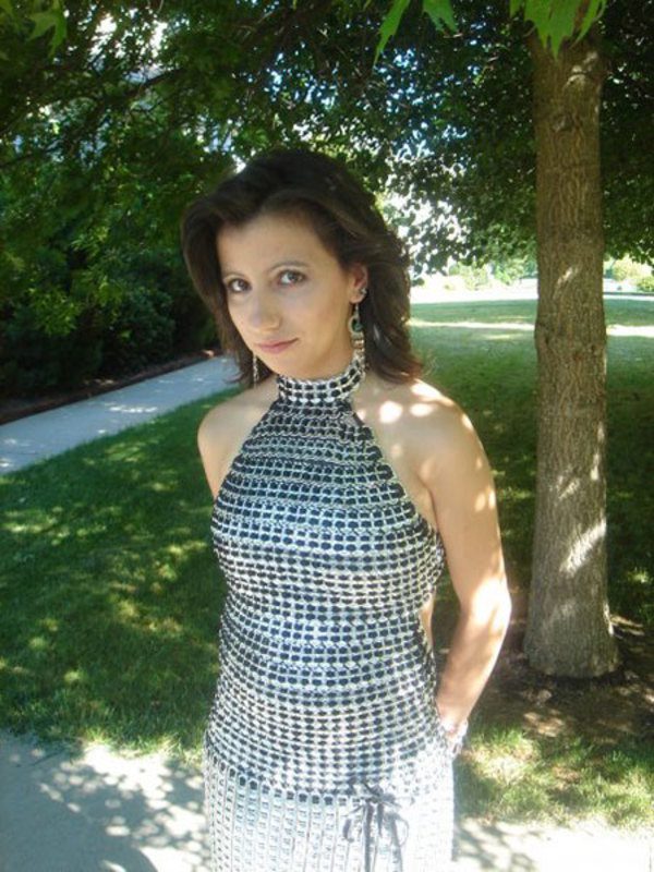 6328 dobozos üdítő nyitófüléből csinált estélyi ruhát – az eredmény fantasztikus