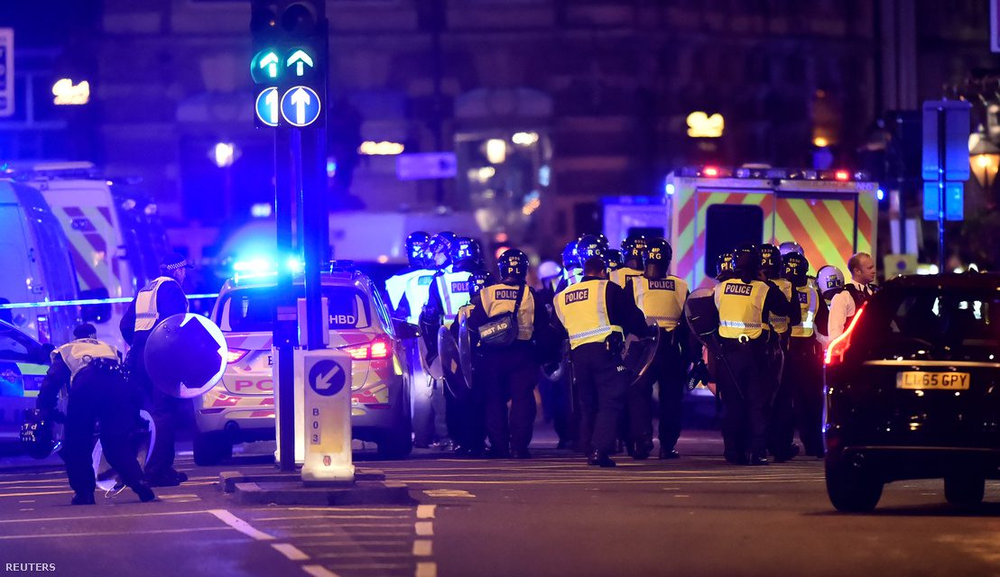 Hős taxisofőr próbálta megállítani az egyik késsel felfegyverkezett londoni merénylőt