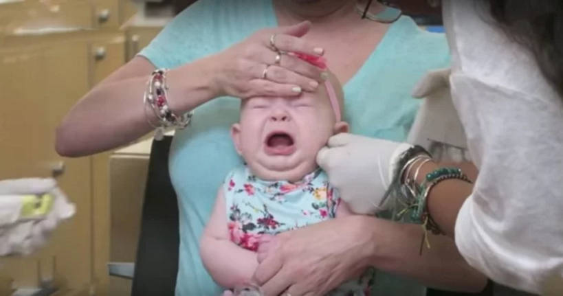 Amikor a nő meghúzta a ravaszt, a kisbaba sokkot kapott… ami ezután történik, attól megszakad a szívem