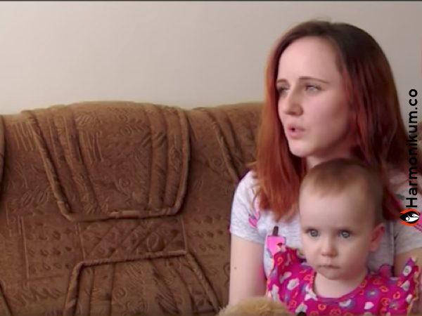 Ez az anya boldog, hogy a babája végül elaludt. De amikor másnap megpróbálja felébreszteni