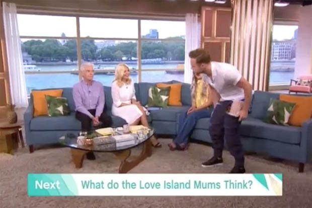 Eldurvult a műsor, élő adásban vetkőzött a sztárénekes