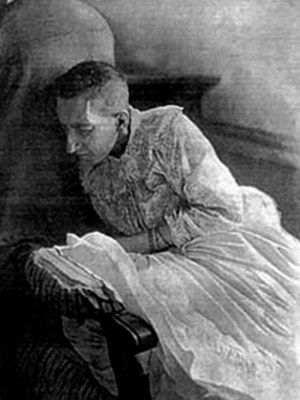 Ez az anya 25 évre bezárta lányát egy sötét kamrába… amikor a rendőrség belépett a szobába, szörnyű dolgot fedezett fel! 3