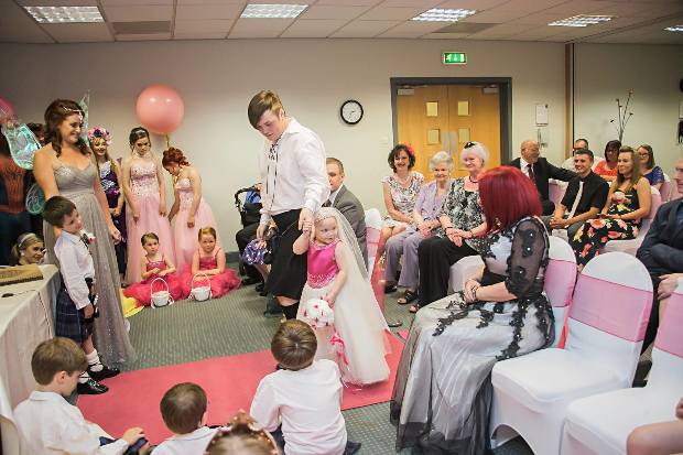 Fájdalmas tündérmese ezért ment férjhez az 5 éves kislány 4