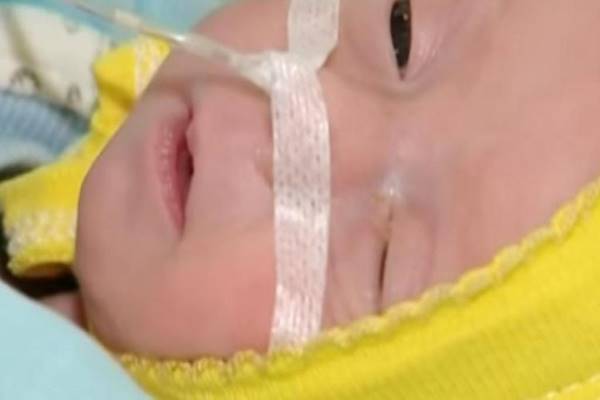 Furcsa mozgást érzett a terhes nő a hasában, majd a doktorok meglátták, hogy mi nyomja a babát! 1